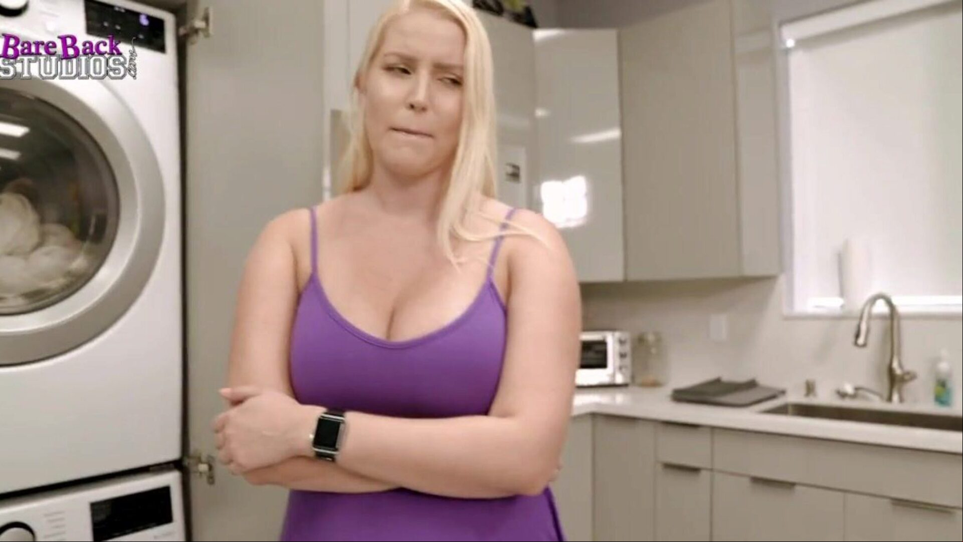 milf blonde aux seins énormes prend un soin du visage - vanessa cage